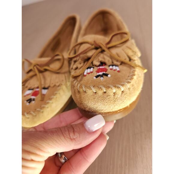 Minnetonka Suede Moccasins with Beaded Design – Size 9.5 Narrow, Classic Style - Picture 12 of 14